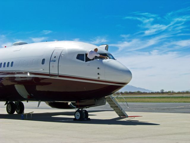 Boeing 737-700 (N800KS)