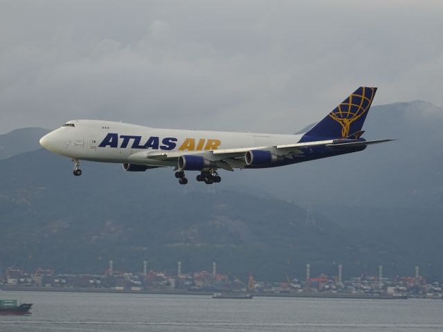 Boeing 747-400 (N412MC)