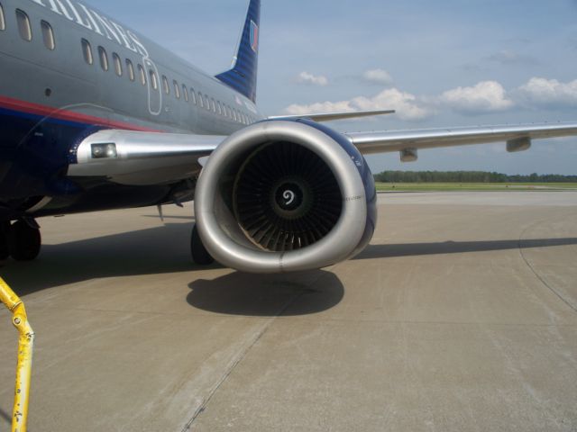 BOEING 737-300 (N333UA) - Boarding