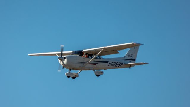 Cessna Skyhawk (N828SP) - Landing at KWJF - Photo from Apollo Park.