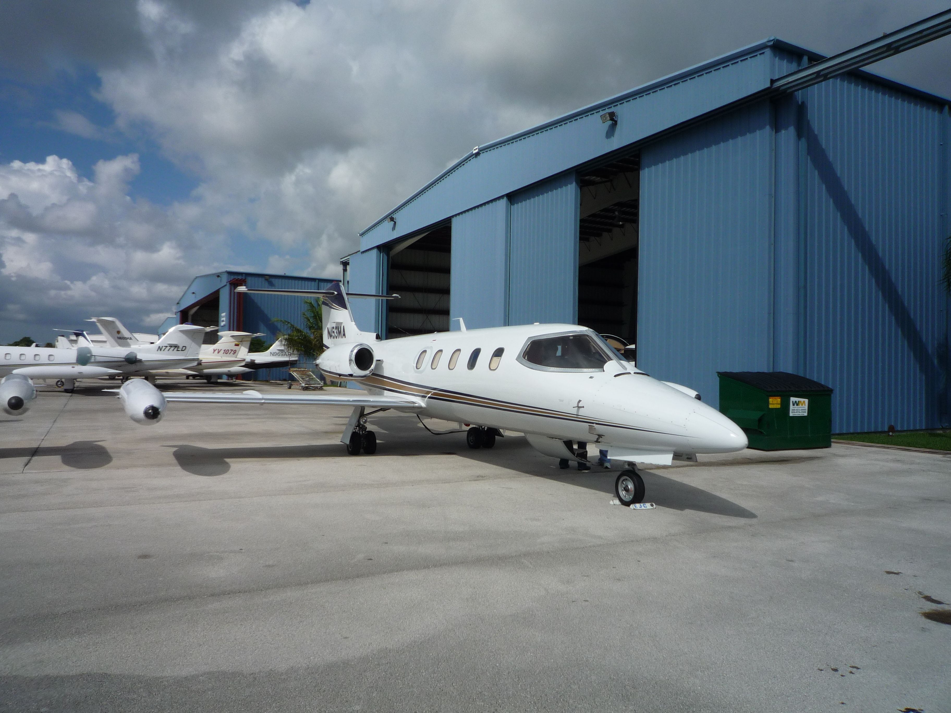 Learjet 25 (N453MA)