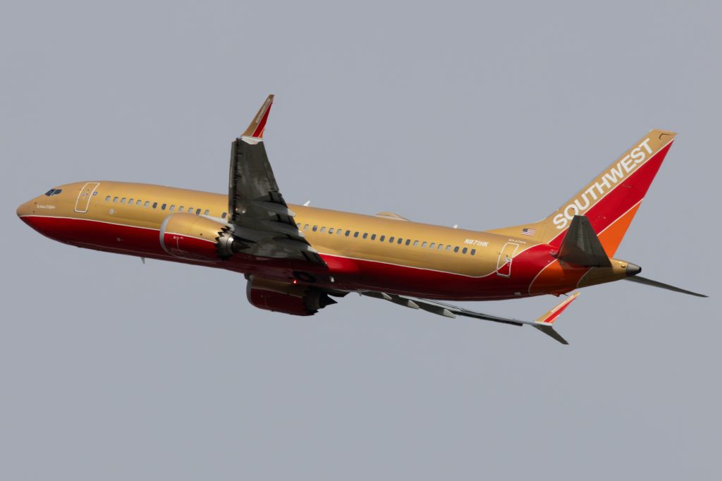 Boeing 737 MAX 8 (N871HK) - Desert Gold retro livery.