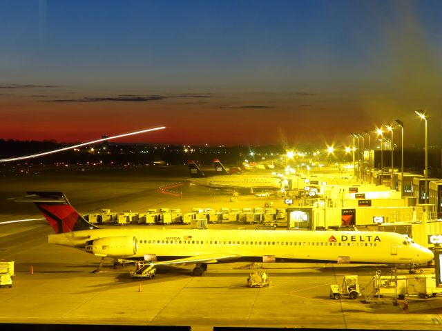 McDonnell Douglas MD-90 (N919DN)