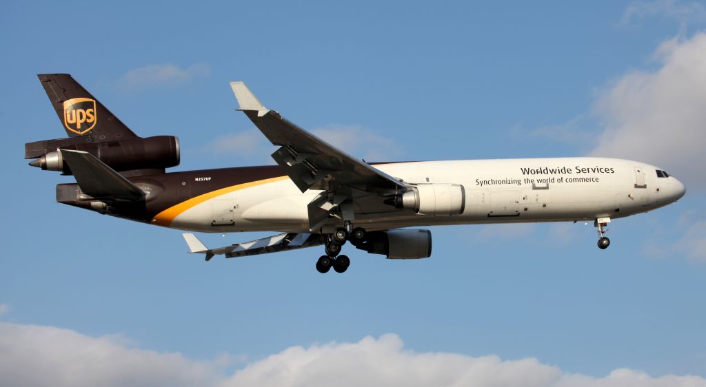 Boeing MD-11 (N257UP) - Short Final To 16R