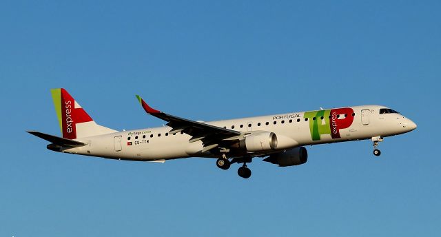 Embraer ERJ-190 (CS-TTW)