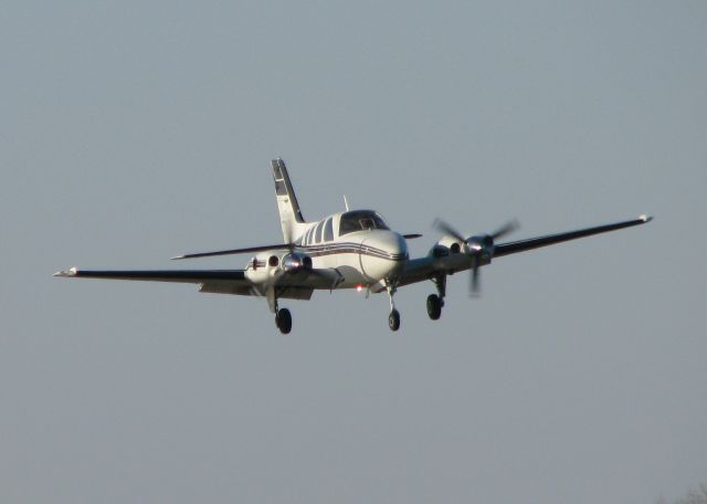 Beechcraft Baron (58) (N588SP) - Landing at the Downtown Shreveport airport.