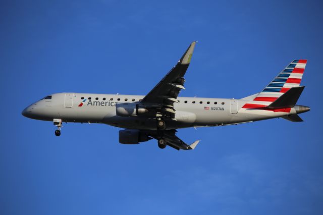 EMBRAER 175 (long wing) (N207AN)