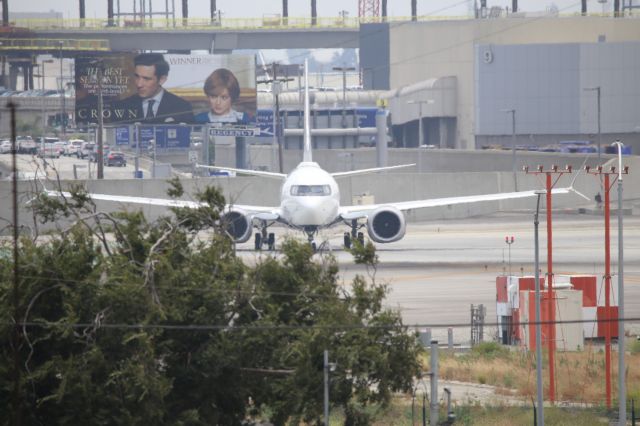 Boeing 737 MAX 8 (C-FSOC)