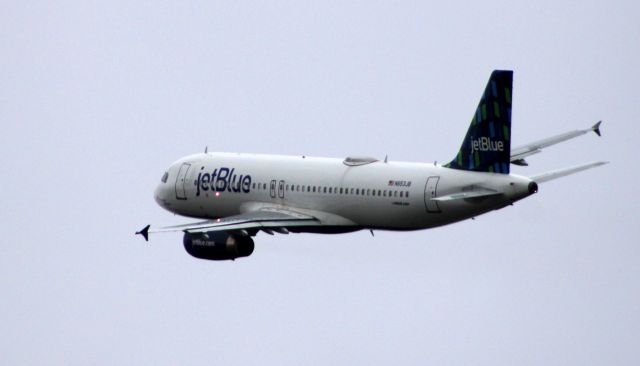 Airbus A320 (N653JB) - Shortly after departure is this 2007 jetBlue Airbus A320-232 in the Autumn of 2020.