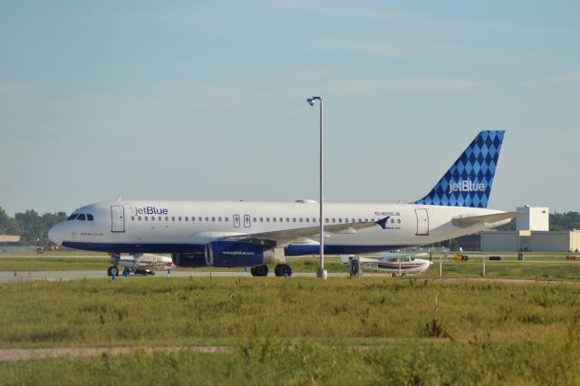 Airbus A320 (N506JB) - JetBlue Charter N506JB sitting on West GA Tarmac in Sioux Falls SD