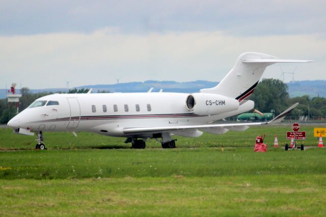 Canadair Challenger 350 (CS-CHM) - Seen here on 8-May-22 NetJets Europe Challenger 350 recently arrived from EKYT as NJE828D.