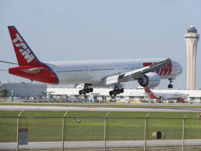 BOEING 777-300 (PT-MUH)