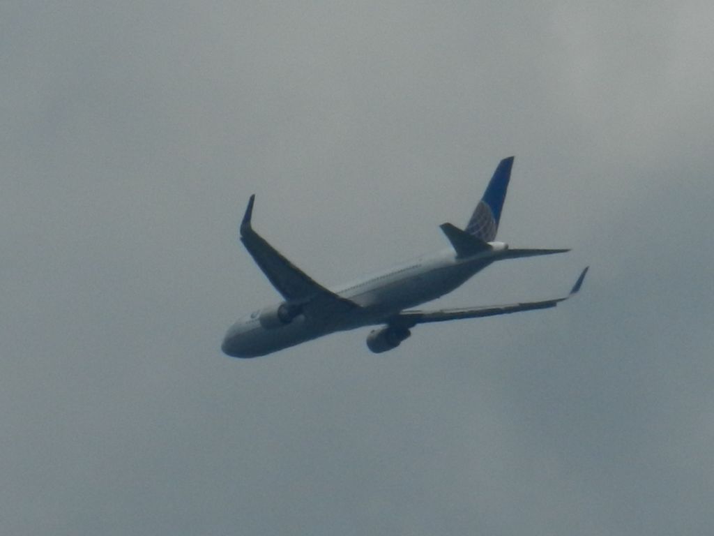 BOEING 767-300 (N664UA) - A United Airlines Boeing 767-300 On Approach To Dulles Airport