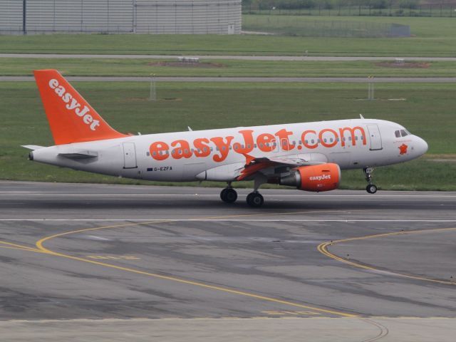 Airbus A320 (G-EZFA)