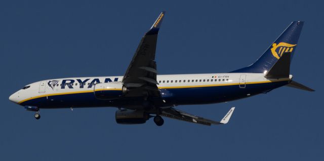 Boeing 737-700 (EI-FRV)