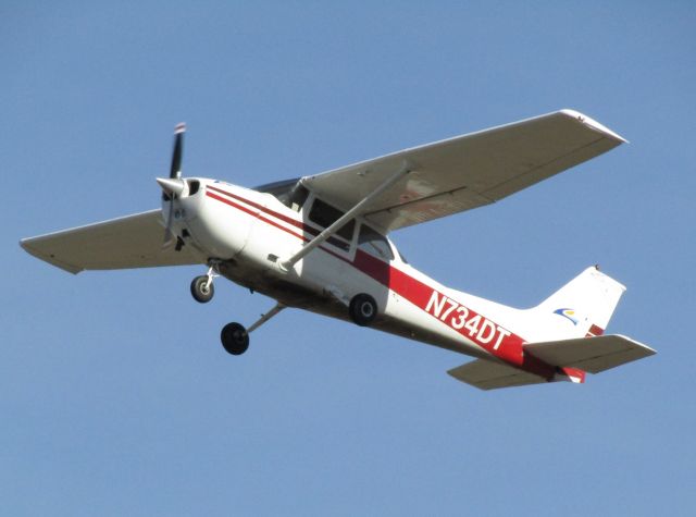 Cessna Skyhawk (N734DT) - Taking off RWY 26L