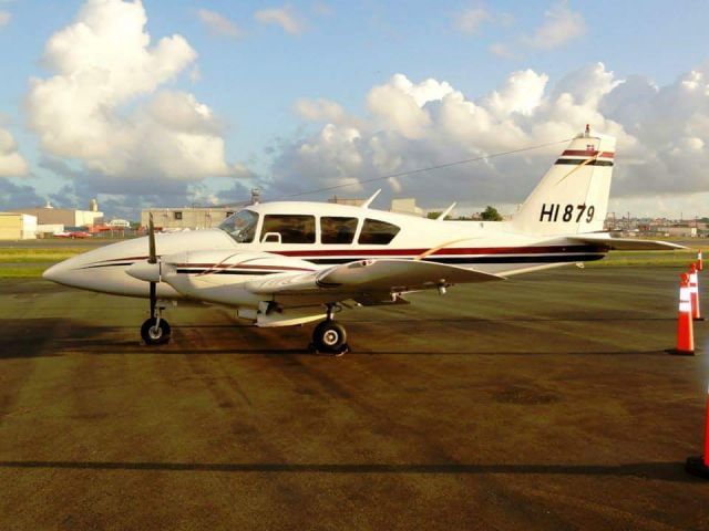 Piper Aztec (HI879)