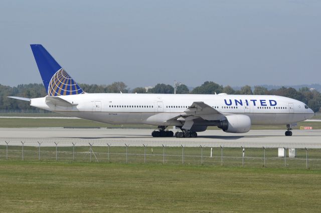 Boeing 777-200 (N776UA)