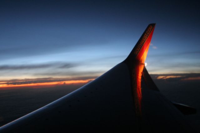 Boeing 737-700 — - Evening flight KPHL to KMDW 16 Aug 09