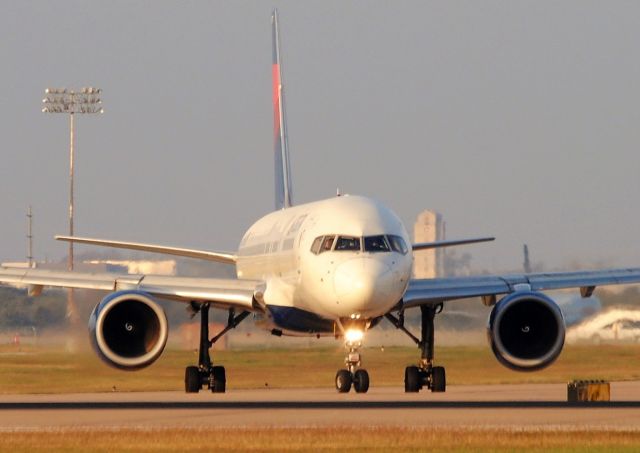 Boeing 757-200 (N667DN)