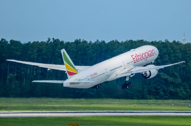 BOEING 777-300 (ET-ASK)