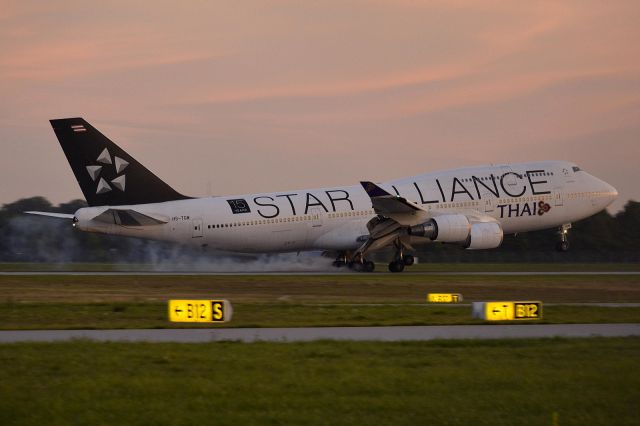 Boeing 747-400 (HS-TGW)