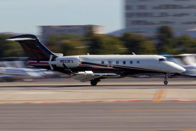 Bombardier Challenger 300 (N523FX)