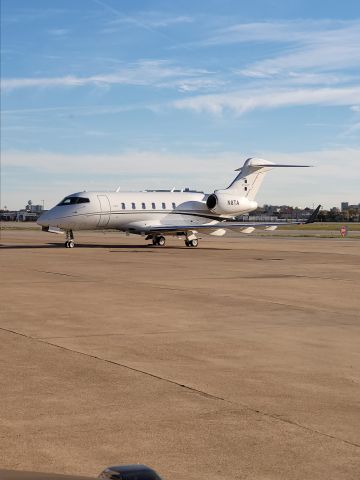 Bombardier Challenger 300 (N8TA)