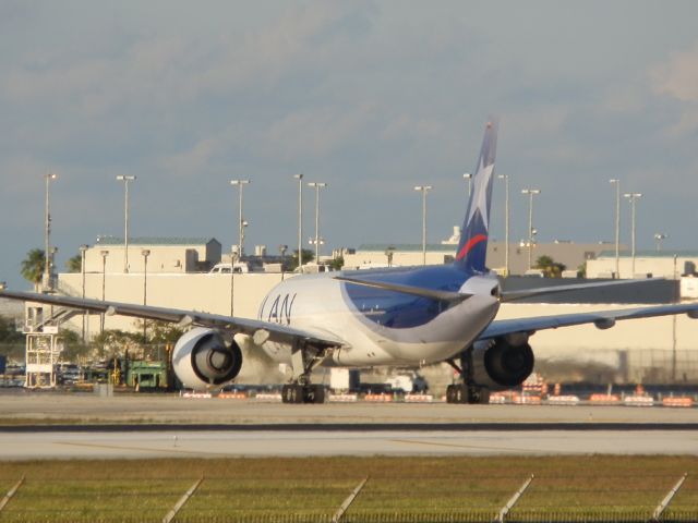 BOEING 777-200LR (N772LA)