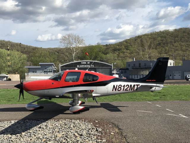 Cirrus SR-22 (N812MT)