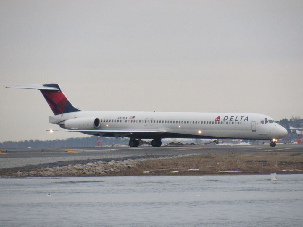 McDonnell Douglas MD-88 (N909DE)