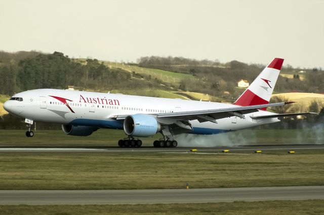 Boeing 777-200 (OE-LPC) - Touch down in LOWW.