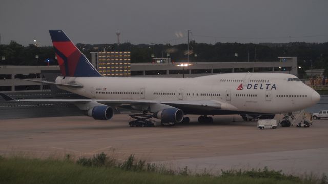 Boeing 747-400 (N661US)