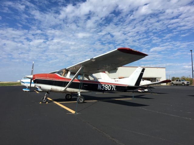 Cessna Skylane (N3907L)