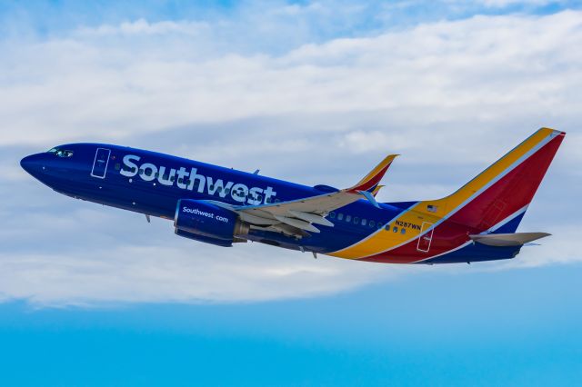 Boeing 737-700 (N287WN) - A Southwest Airlines 737-700 taking off from PHX on 2/12/23 during the Super Bowl rush. Taken with a Canon R7 and Canon EF 100-400 II L lens.