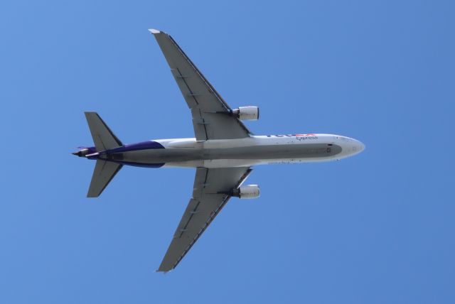 Boeing MD-11 (N603FE) - Takeoff from 15-33 to the north