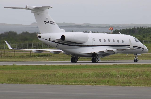 Embraer Legacy 550 (C-GSHU) - Après son atterrissage sur la piste 25 à CYGR en provenance de CYUL