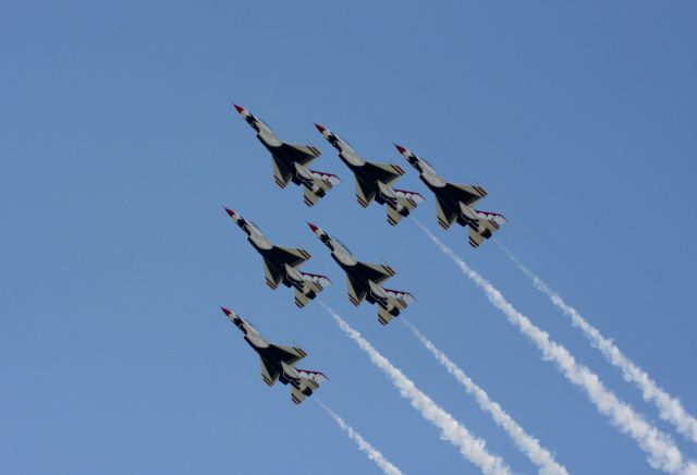 Lockheed F-16 Fighting Falcon — - Thunderbirds in their traditional formation