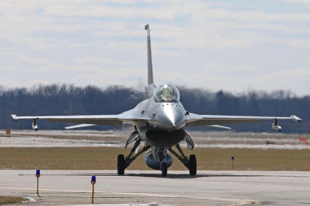 Lockheed F-16 Fighting Falcon (89-2085) - A USAF Lockheed F-16CM from the 180th Fighter Wing, 112th Fighter Squadron (Stingers) based at Toledo Express Airport (KTOL) taxiing to the ramp after performing a flyover before the Cleveland Indians home opener on 1 Apr 2019.