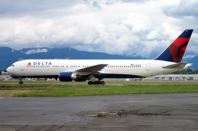 BOEING 767-300 (N183DN)