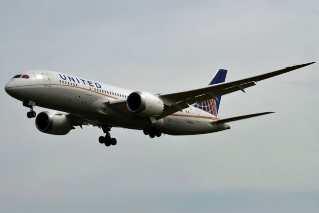 Boeing 787-8 (N20904) - Landing on runway 27L.