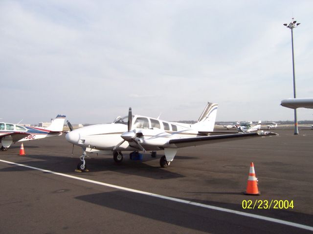 Beechcraft Baron (58) (N4465N) - Beech Baron /g de-ice