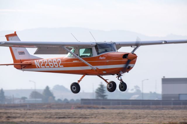 Cessna Commuter (N22682) - Perfectly stabilized landing at Hollister, CA KCVH, Dec. 31, 2017