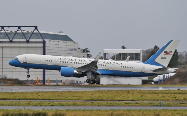 09-0017 — - sam18 usaf c-32a 09-0017 about to land at shannon from zurich 26/1/18.