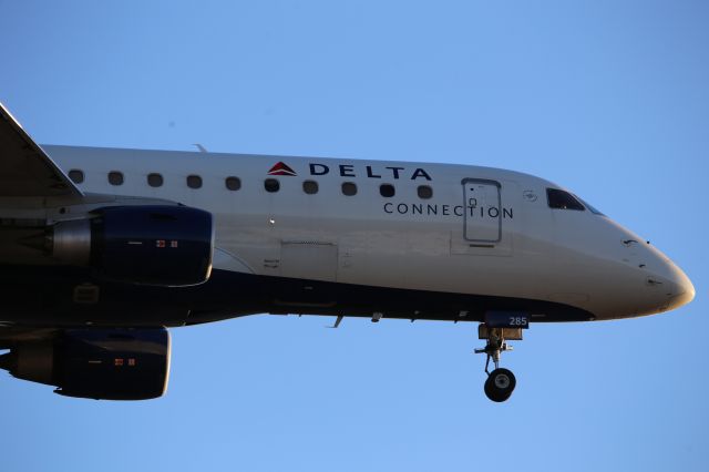 EMBRAER 175 (long wing) (N285SY)