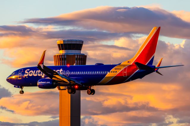 Boeing 737-800 (N8583Z) - I haven’t posted on FlightAware in nearly two years, so I thought it’d be nice to go back to my roots and put up some of my best work from 2024 on here! If you enjoy my work, follow me @phxplanepics on Instagram!