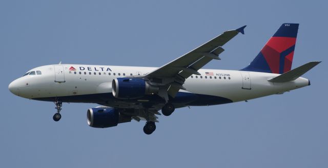 Airbus A319 (N352NB)