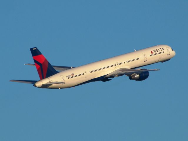 BOEING 757-300 (N581NW)
