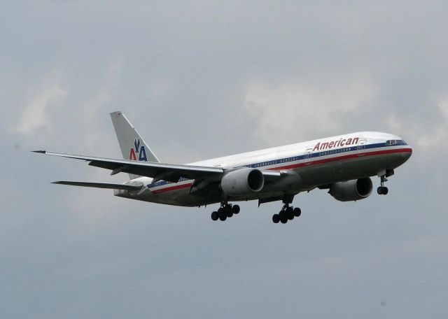 Boeing 777-200 (N751AN) - Landing on 18R at DFW on a rainy, nasty day.