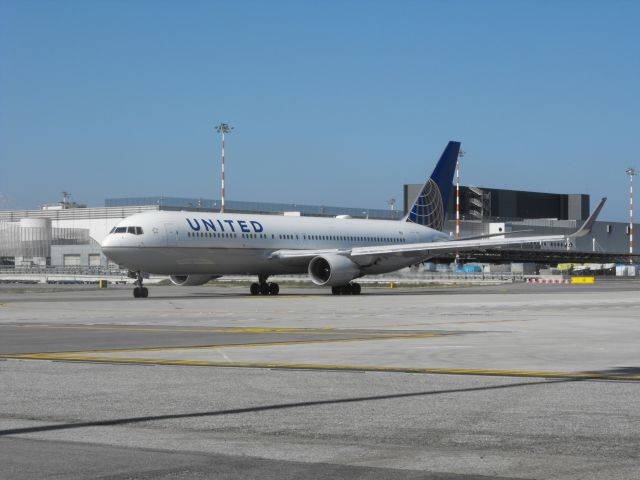 BOEING 767-300 (N672UA)